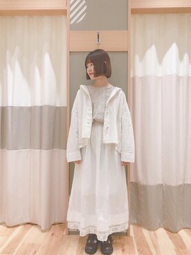 「白コーデ」｜「アイテム（その他アウター）」を使った、あやかさん（レディース・153cm）の春コーディネート