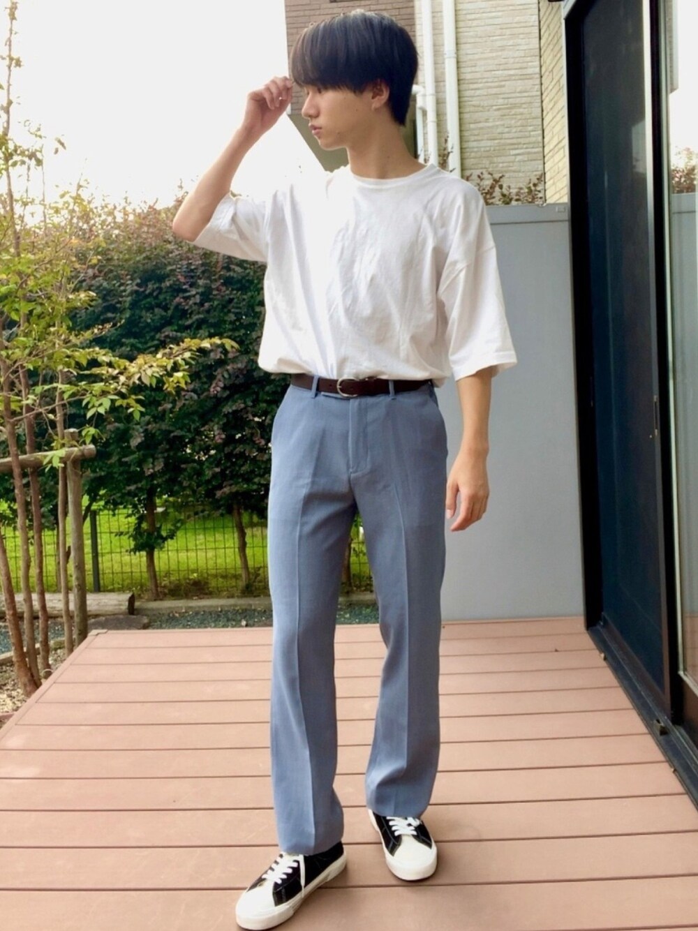 「白Tシャツ、グレー、スニーカー、夏コーデ、秋のコーデ、ベルト、ホワイト、スラックス、春コーデ、きれいめカジュアル」｜「LAKOLEのドヅメBIG-Tシャツ / LAKOLE（Tシャツ/カットソー、ホワイト系）」を使った、ASUKA🦜さん（メンズ・174cm）の秋コーディネートの1枚目の写真