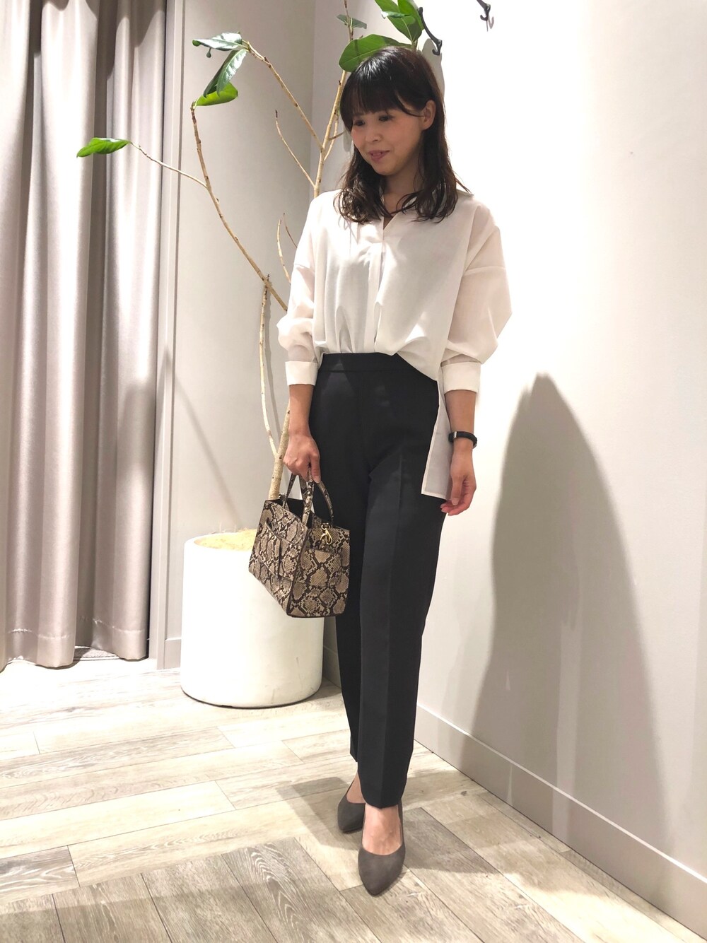 ホワイト系のシャツ/ブラウス、ブラック系のその他パンツ、ベージュ系のトートバッグを着用したレディースの夏コーディネートの1枚目の写真