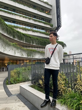 「Guess（ゲス）のアイテム（Tシャツ/カットソー、ホワイト系）」を使った、Wu さん（メンズ・180cm）の秋コーディネート
