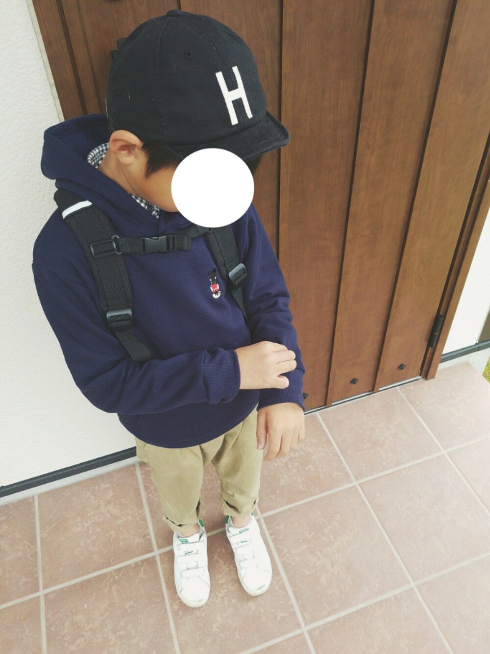 「男の子コーデ、キッズコーデ、UNIQLO」｜「quoti use fithのストレッチツイルサルエルパンツ（その他パンツ、ベージュ系）」を使った、yiさん（キッズ・125cm）の秋コーディネートの1枚目の写真