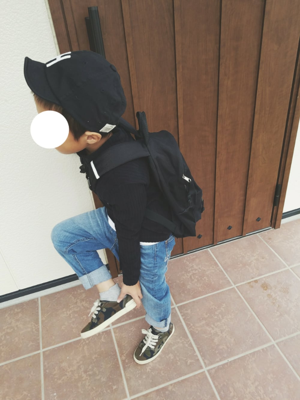 「キッズコーデ、シンプル、スニーカー」｜「ZARAのアイテム（スニーカー、グリーン系）」を使った、yiさん（キッズ・125cm）の秋コーディネートの1枚目の写真