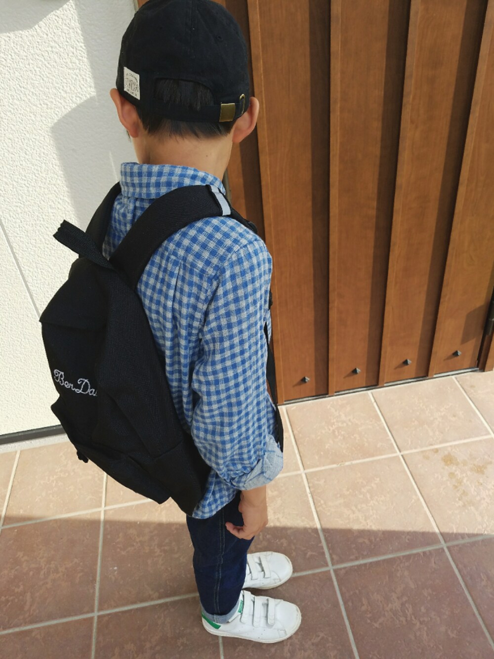 グレー系のシャツ/ブラウス、グリーン系のスニーカーを着用したキッズの秋コーディネートの1枚目の写真