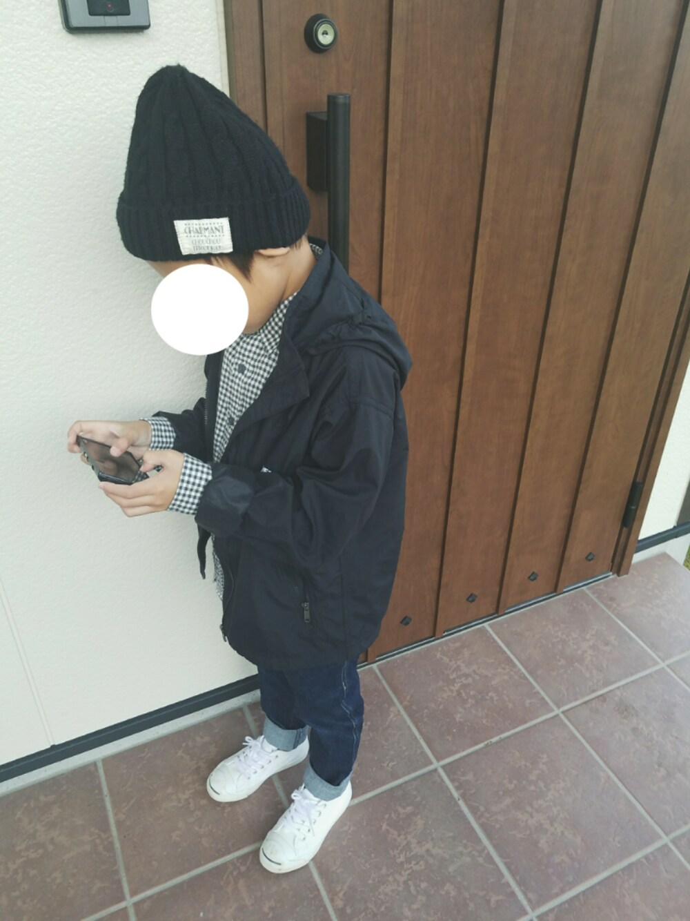 「男の子コーデ、デニム、チェック」｜「THE NORTH FACEのザ・ノース・フェイス　キッズライトマウンテンパーカー / コンパクトジャケット（マウンテンパーカー、ブラック系）」を使った、yiさん（キッズ・125cm）の秋コーディネートの1枚目の写真