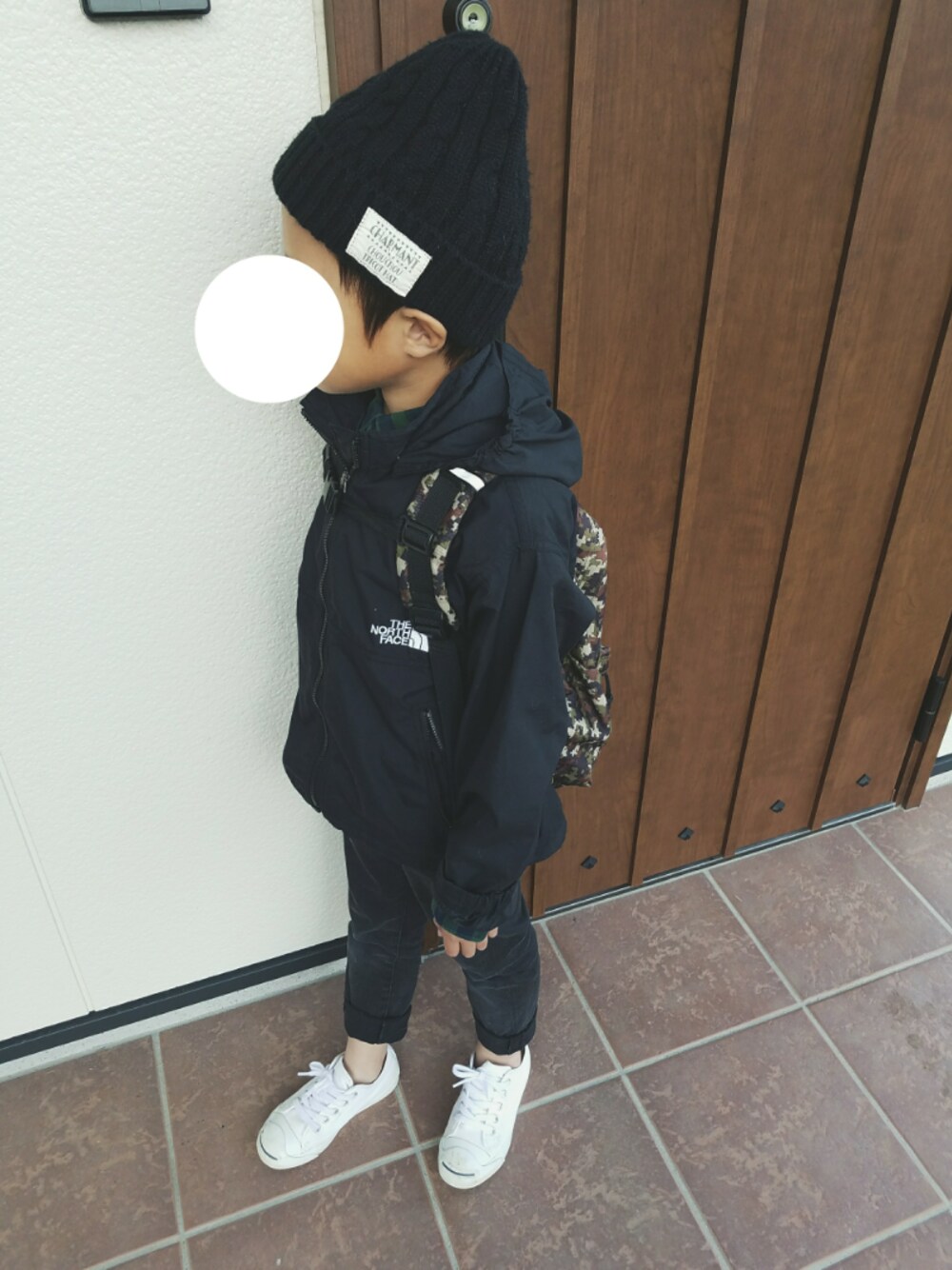 「キッズコーデ、パーカー、シンプル、THE NORTH FACE、カモフラ、ジャックパーセル、コンバース、ニット帽、ブラックコーデ」｜「THE NORTH FACEのザ・ノース・フェイス　キッズライトマウンテンパーカー / コンパクトジャケット（マウンテンパーカー、ブラック系）」を使った、yiさん（キッズ・125cm）の秋コーディネートの1枚目の写真