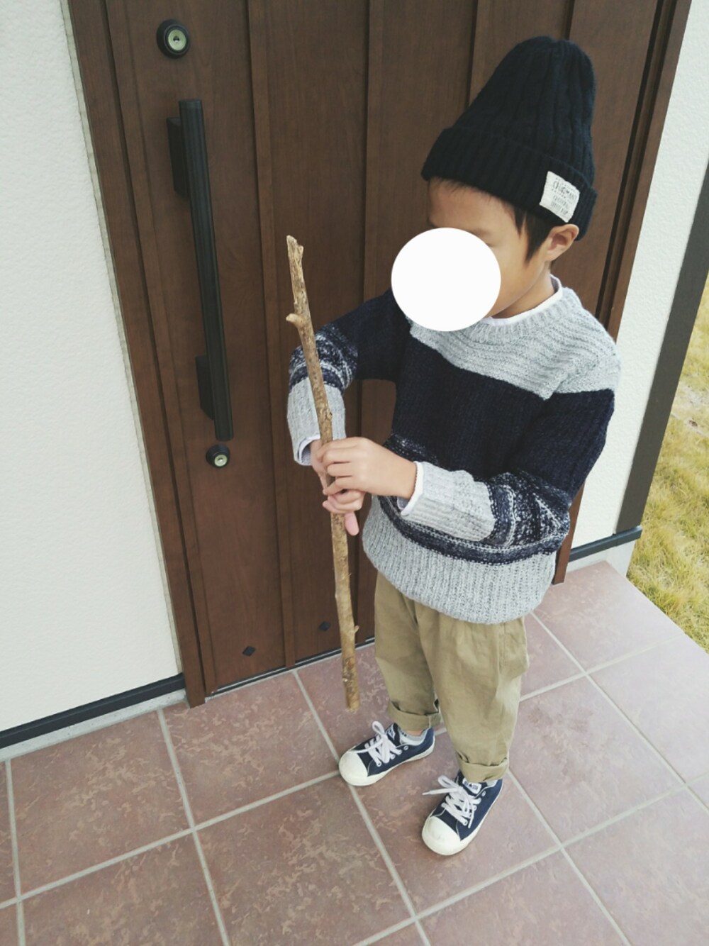 「カジュアルコーデ、男の子コーデ、ニット、チノパン、コンバース、ニット帽」｜「quoti use fithのストレッチツイルサルエルパンツ（その他パンツ、ベージュ系）」を使った、yiさん（キッズ・120cm）の秋コーディネートの1枚目の写真