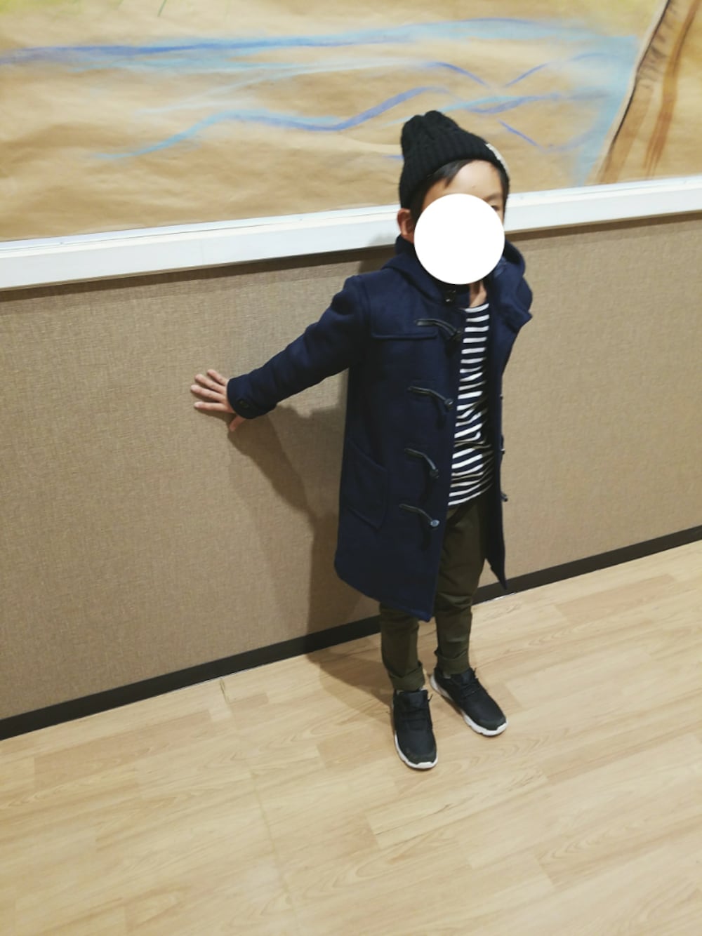 「秋冬コーデ、キッズファッション、男の子コーデ、カジュアルコーデ、ボーダー、シンプル、ユニクロ、reebok、ダッフルコート、ニット帽」｜「b・ROOMのロング丈ベーシックダッフルコート（ダッフルコート、ブルー系）」を使った、yiさん（キッズ・130cm）の秋コーディネートの1枚目の写真