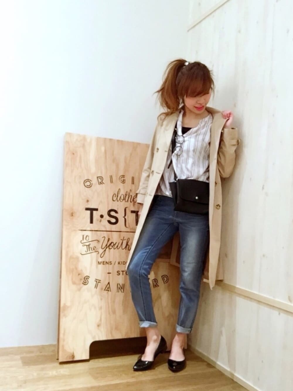 「THE SHOP TK、THESHOPTK、きれいめカジュアル、トレンチコート、パンプス、デニム、ショルダーバッグ、ママコーデ、パンツスタイル、スキニーデニム」｜「THE SHOP TK のスキニーデニム（デニムパンツ、ブルー系）」を使った、rem☺︎さん（レディース・165cm）の冬コーディネートの1枚目の写真