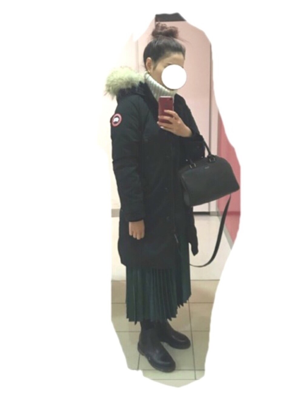 「冬コーデ、CANADA GOOSE、プリーツスカート、緑、おだんごヘアー、Dr.Martens、Saint Laurent、大人カジュアル、タートルネックニット」｜「madewellのアイテム（ニット/セーター、ベージュ系）」を使った、よしさん（レディース・165cm）の冬コーディネートの1枚目の写真