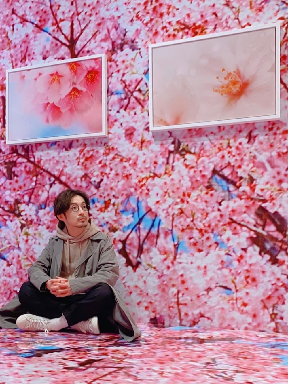 「春コーデ、春アウター、nano・universe、UNIQLO、united arrows、converse、白スニーカー」｜「NANO universeの：ワッシャービッグトレンチコート（トレンチコート、グレー系）」を使った、Luciaさん（メンズ・165cm）の春コーディネートの1枚目の写真