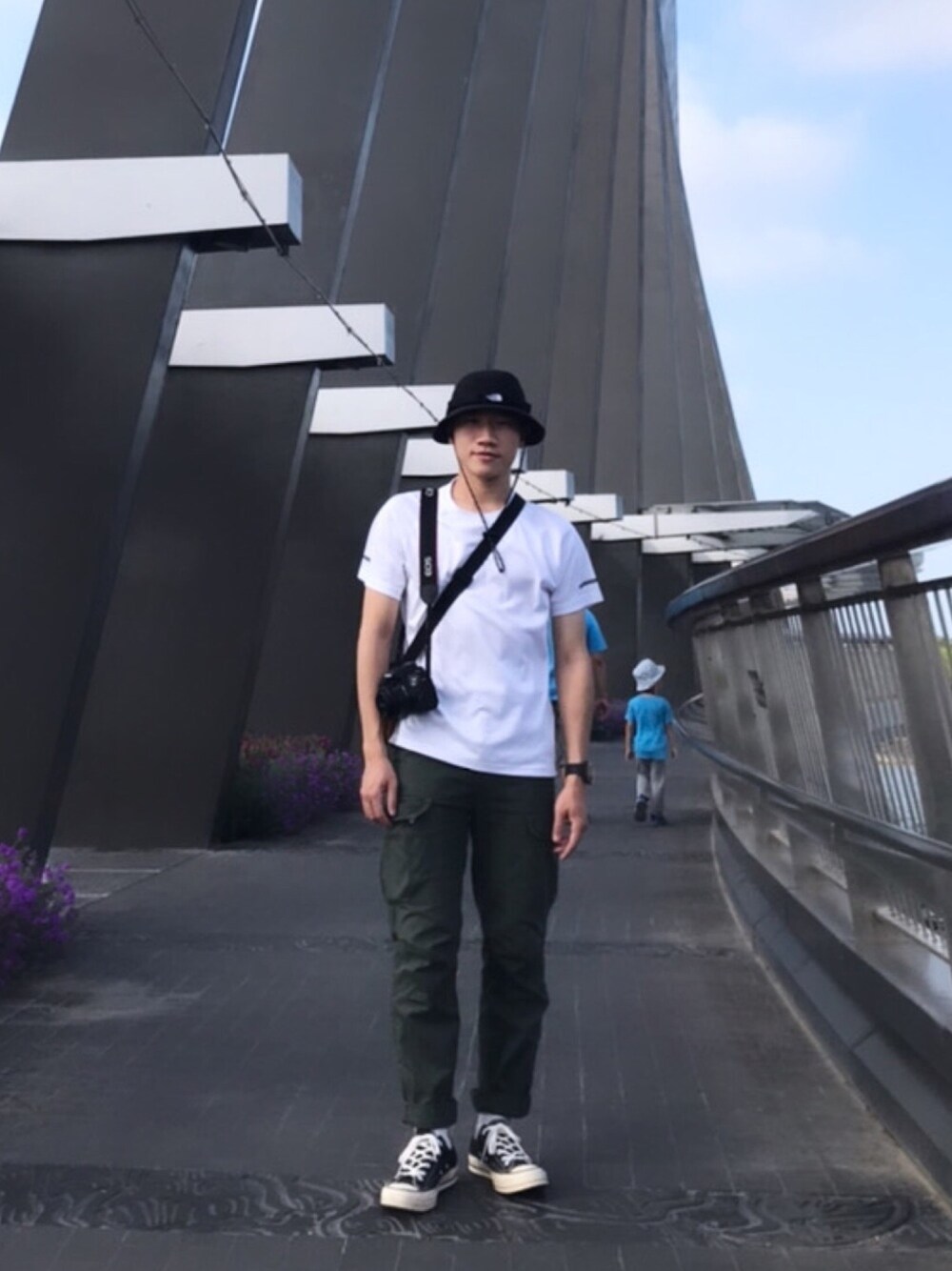 「街頭穿搭、工裝、THE NORTH FACE、CONVERSE1970」｜「THE NORTH FACEのアイテム（帽子、ブラック系）」を使った、Cheng Yunさん（メンズ・165cm）の春コーディネートの1枚目の写真