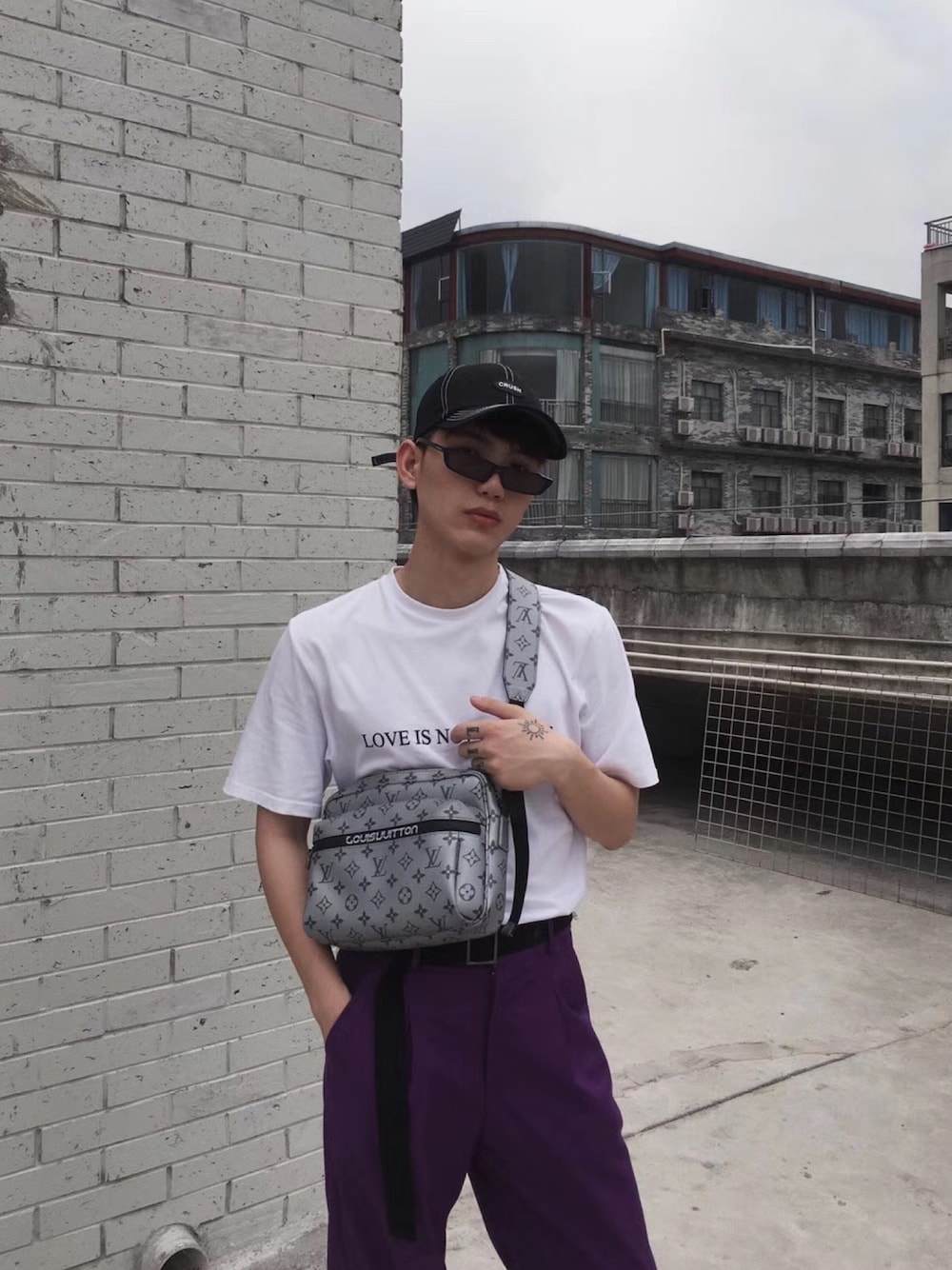 LOUIS VUITTONのメッセンジャーバッグを使った人気ファッション LOUIS VUITTONのメッセンジャーバッグを使った人気ファッション