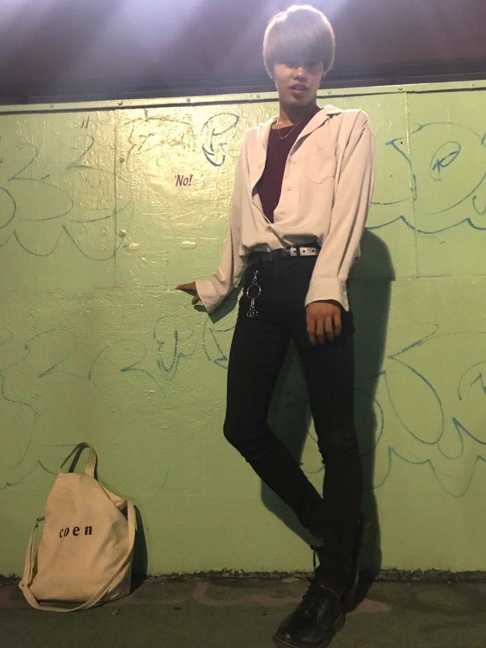 ホワイト系のシャツ/ブラウス、レッド系のTシャツ/カットソー、ブラック系のデニムパンツを着用したメンズの秋コーディネートの1枚目の写真