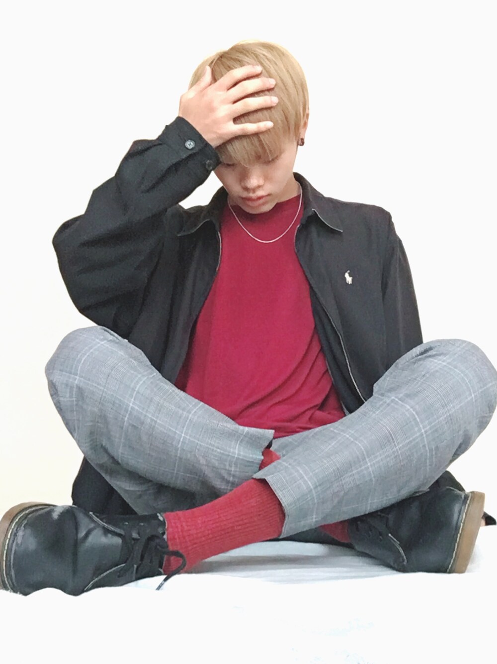 ブラック系のカバーオール、レッド系のTシャツ/カットソー、グレー系のスラックスを着用したメンズの秋コーディネートの1枚目の写真