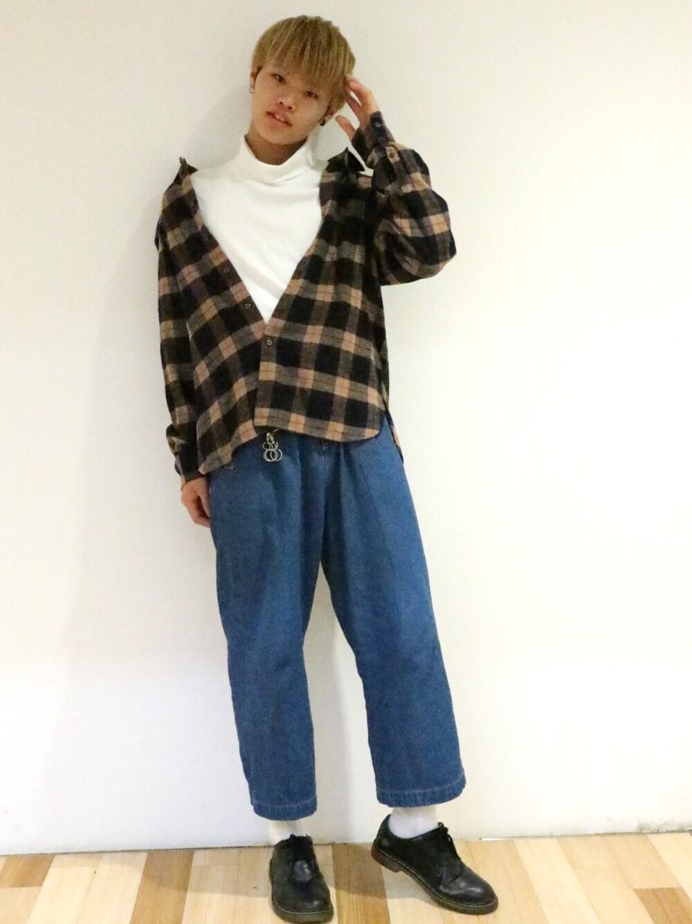 ブラウン系のシャツ/ブラウス、ホワイト系のTシャツ/カットソー、ブルー系のデニムパンツを着用したメンズの秋コーディネートの1枚目の写真