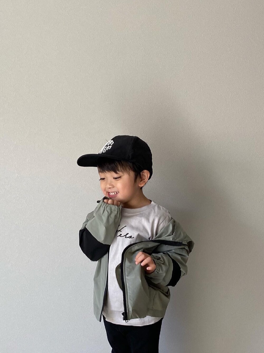 「プチプラ、Tシャツ、着回しコーデ、おとこのこ、男の子、休日スタイル、シンプルコーデ」｜「GLOBAL WORKのアイテム（マウンテンパーカー、グリーン系）」を使った、kaiさん（キッズ・90cm）の春コーディネートの1枚目の写真