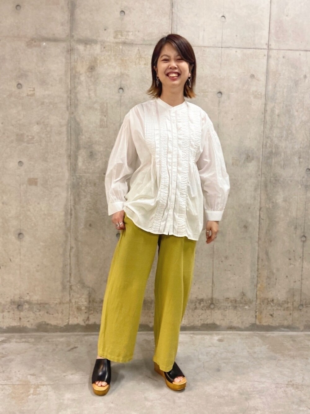 ホワイト系のシャツ/ブラウス、ブルー系のその他パンツ、ブラック系のサンダルを着用したレディースの春コーディネートの1枚目の写真