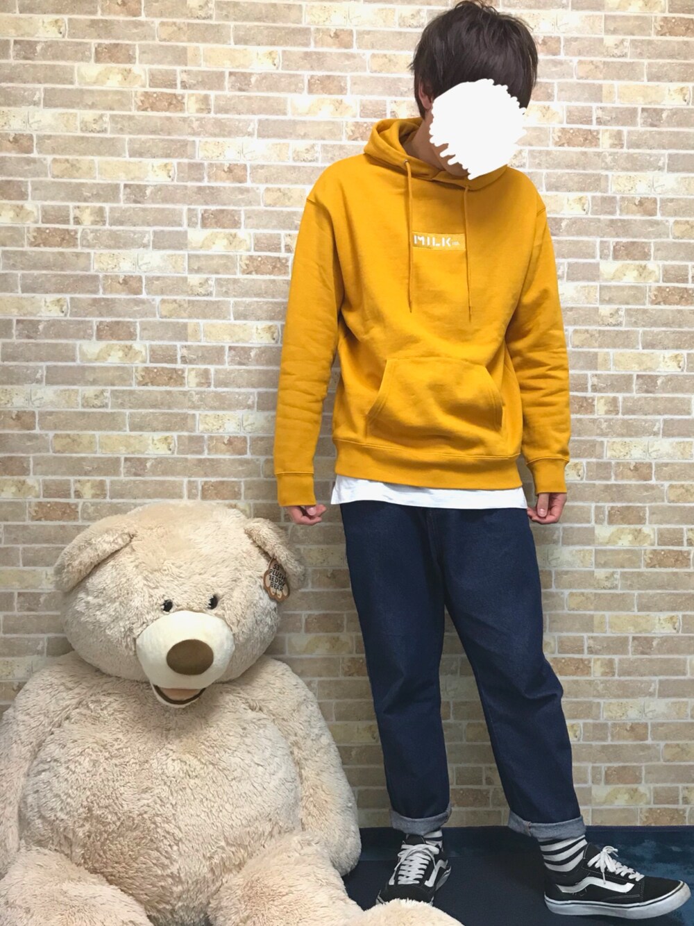 「春コーデ、パーカー、MILKFED.、オールドスクール、ハイウエストマムジーンズ、GU、レイヤードスタイル、はるコーデ、シンプルコーデ、無印良品」｜「MILKFED.のBAR SWEAT HOODIE for men（パーカー、イエロー系）」を使った、shootaa🐻✩さん（メンズ・177cm）の冬コーディネートの1枚目の写真
