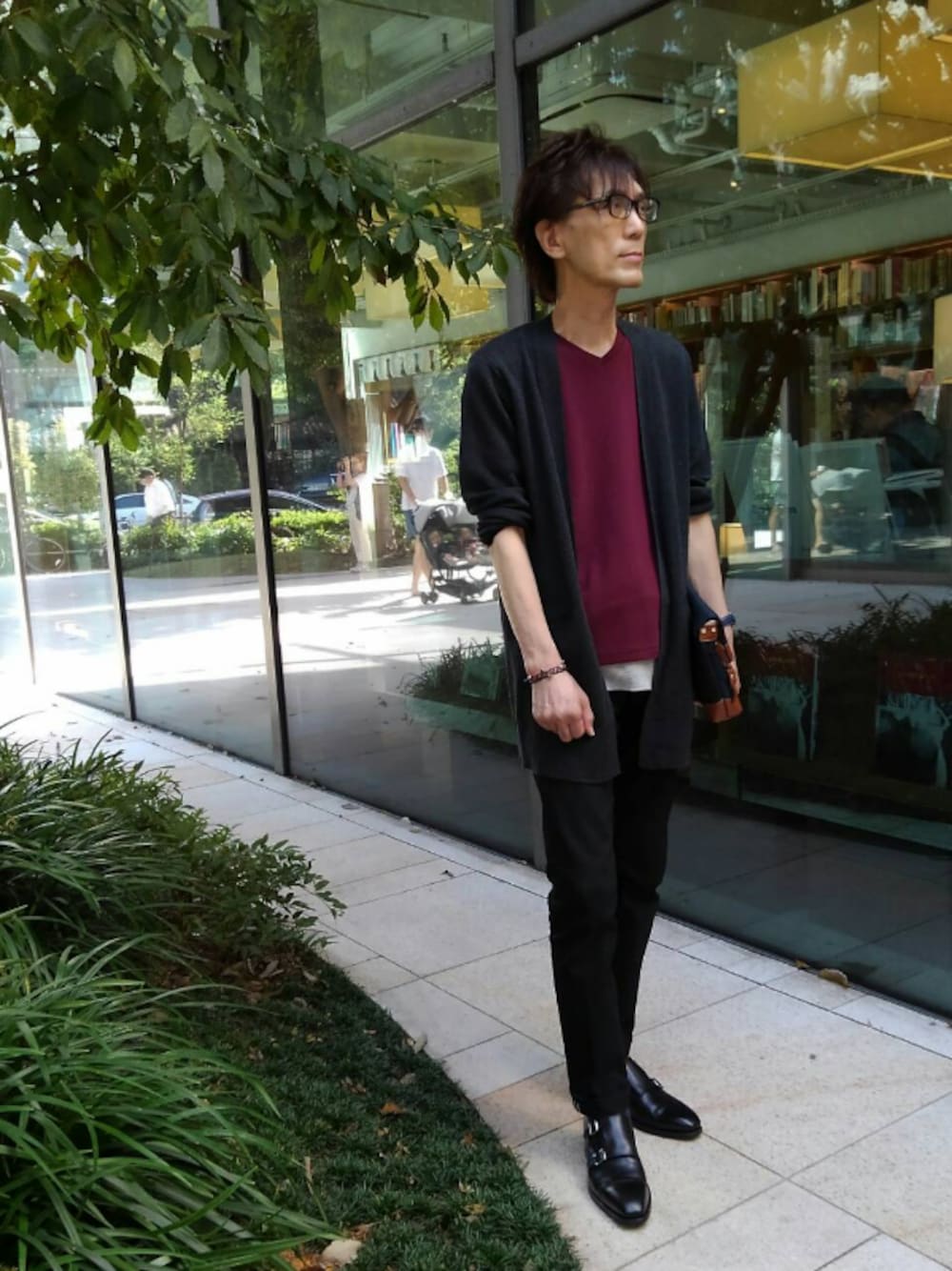 「秋のコーデ、シンプル、キレイめ、黒スキニー、きれいめカジュアル、ナノユニバース、ORIHICA、キクチタケオ、モノトーン+1、BEAMS」｜「NANO universeのアイテム（カーディガン/ボレロ、グレー系）」を使った、abataroさん（メンズ・180cm）の秋コーディネートの1枚目の写真