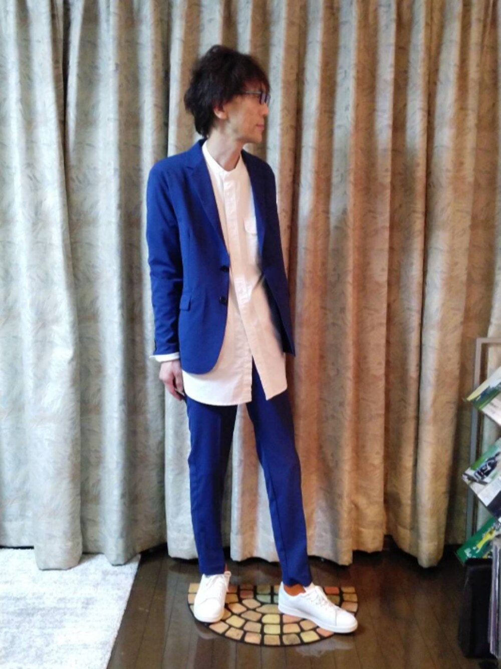 ブルー系のセットアップ、ホワイト系のシャツ/ブラウス、ホワイト系のスニーカーを着用したメンズの冬コーディネートの1枚目の写真