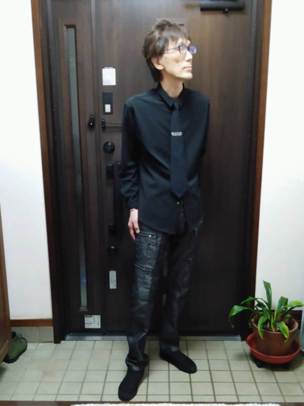「シャツ好き集まれ、シンプルコーデ、オトナカジュアル、おしゃれさんと繋がりたい、きれいめカジュアル、オールブラック、黒、シャツスタイル、STUDIOUS、yohji yamamoto pour homme」｜「STUDIOUSのアイテム（シャツ/ブラウス、ブラック系）」を使った、abataroさん（メンズ・180cm）の夏コーディネートの1枚目の写真