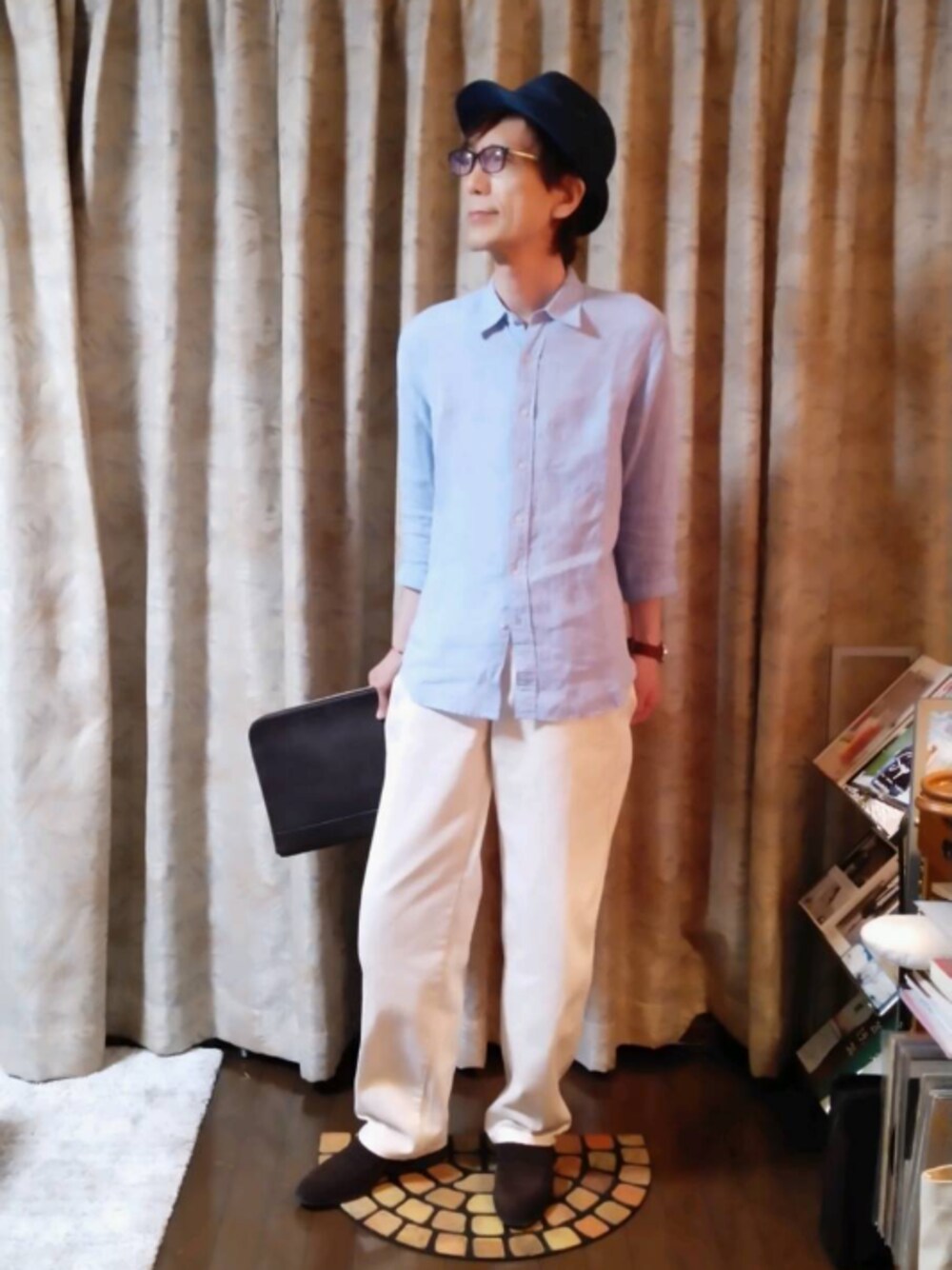 「summer、オトナカジュアル、きれいめカジュアル、おしゃれさんと繋がりたい、白パンツ、ワイドパンツ、ハット、アーバンリサーチ、ユニクロユー、レディース」｜「URBAN RESEARCHのアイテム（シャツ/ブラウス、ブルー系）」を使った、abataroさん（メンズ・180cm）の夏コーディネートの1枚目の写真