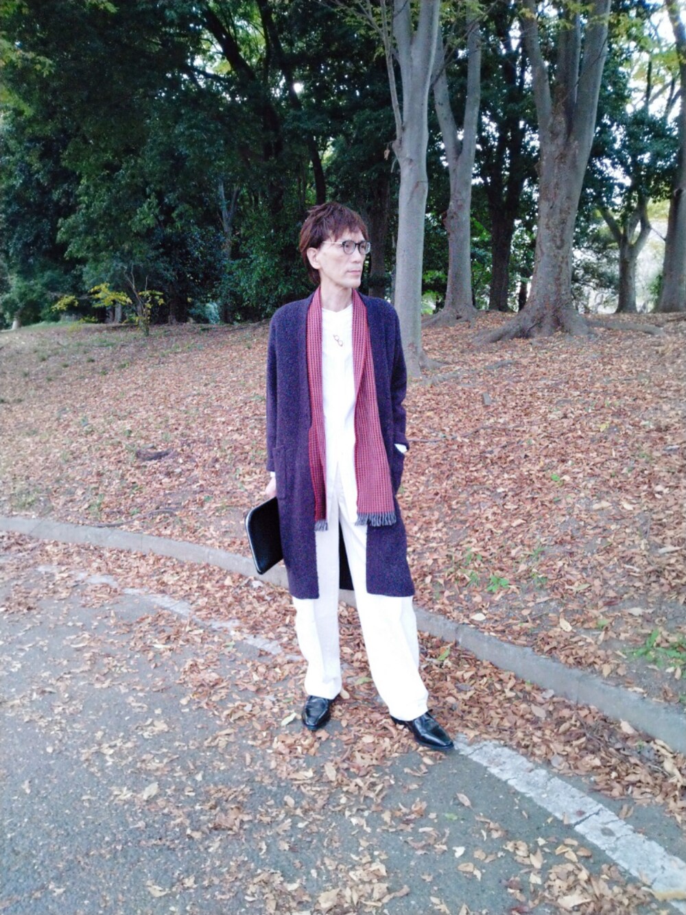 「冬コーデ、おしゃれさんと繋がりたい、白パンツ、オーバーサイズ、ホワイトコーデ、きれいめカジュアル、オトナカジュアル、ユニクロコーデ、coen、ブーツ」｜「UNIQLOのアイテム（その他アウター、ブルー系）」を使った、abataroさん（メンズ・180cm）の秋コーディネートの1枚目の写真
