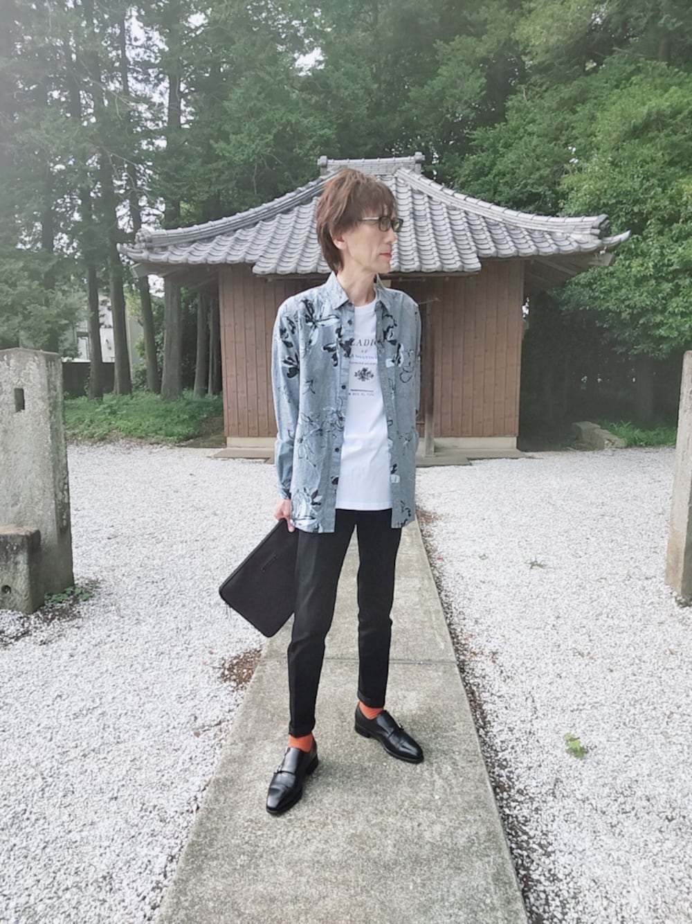 ホワイト系のTシャツ/カットソー、ブラック系のデニムパンツ、ブルー系のシャツ/ブラウスを着用したメンズの夏コーディネートの1枚目の写真