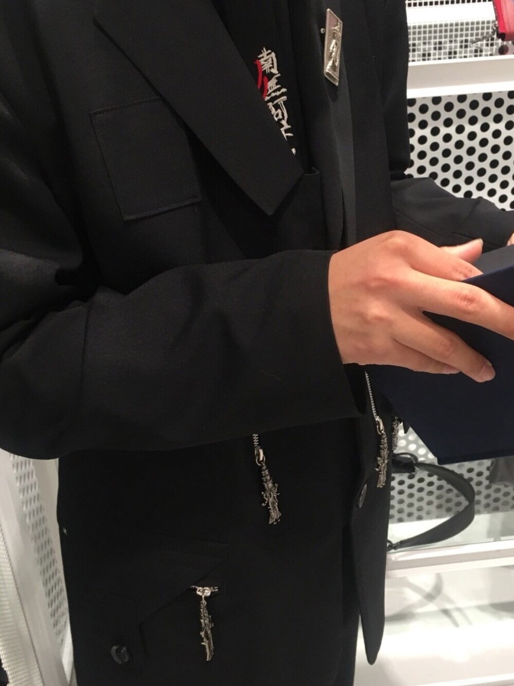 Yohji Yamamotoのブローチ/コサージュを使った人気ファッション