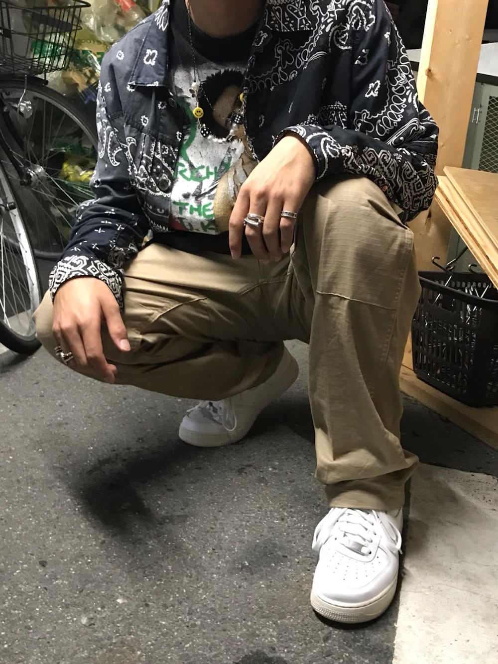 「street、NIKE、ストリート、KAPITAL、ROTHCO、HIPHOP、tiffany&co、おしゃれさんと繋がりたい、スニーカー、バンドT」｜「evae.mobのアイテム（ネックレス、イエロー系）」を使った、ｙさん（メンズ・174cm）の秋コーディネートの1枚目の写真