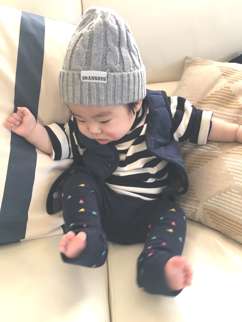 「寒い日、雨の日コーデ」｜「BRANSHESのシンプルニットワッチ（ニットキャップ/ビーニー、グレー系）」を使った、Takumaさん（キッズ・70cm）の春コーディネートの1枚目の写真