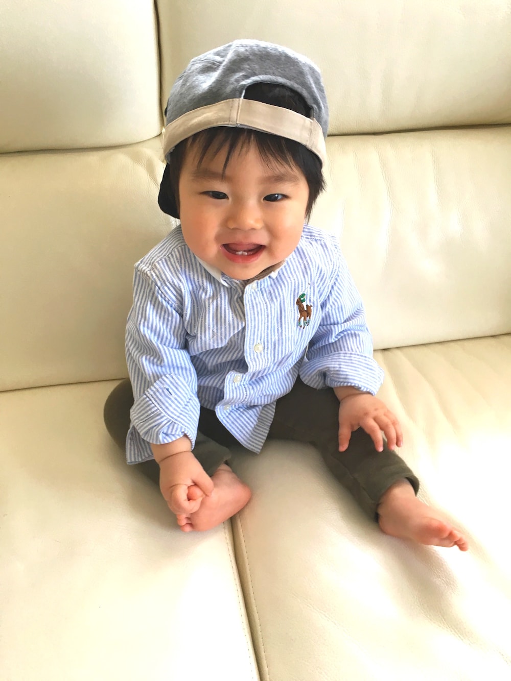 「キャップ後ろかぶり、キッズファッション、spring、男の子」｜「RALPH LAURENのアイテム（シャツ/ブラウス、ブルー系）」を使った、Takumaさん（キッズ・70cm）の春コーディネートの1枚目の写真