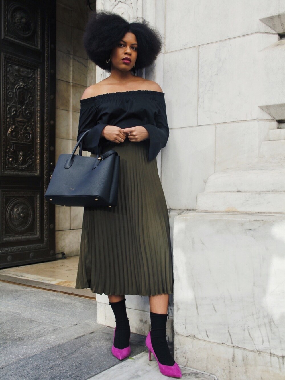 「midiskirt、midi skirt、olive、off shoulder、offtheshoulder」｜「H&Mのアイテム（スカート、グリーン系）」を使った、Nailah Ali さん（レディース・173cm）の春コーディネートの1枚目の写真