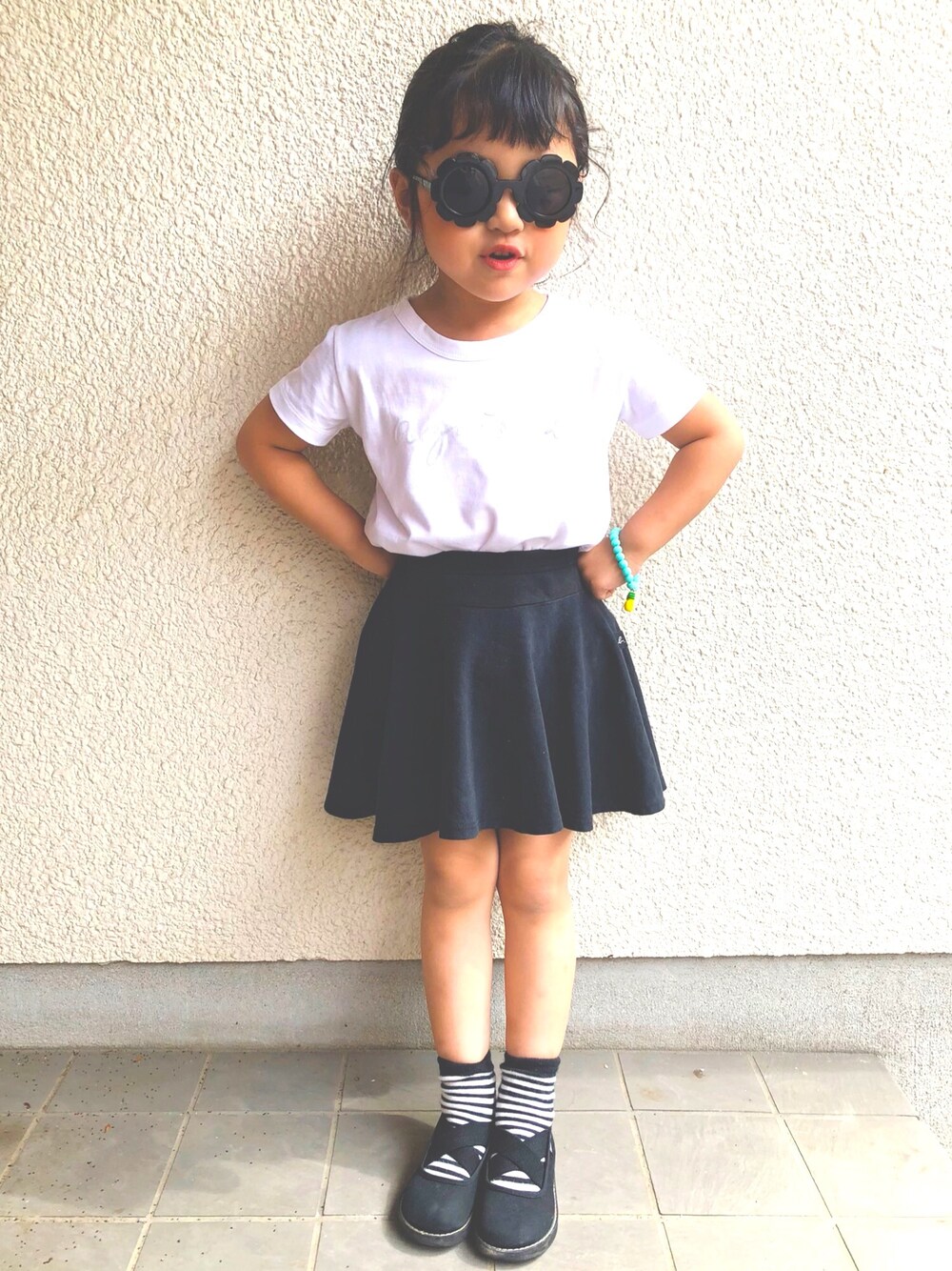 「キッズファッション、女の子コーデ、モノトーン、4歳、シンプルコーデ、夏コーデ、夏だ！Tシャツ着よう！、ロゴT」｜「agnes b.のJ000 E JUPE　コットンサーキュラースカート（スカート、ブラック系）」を使った、Ninaさん（キッズ・100cm）の夏コーディネートの1枚目の写真