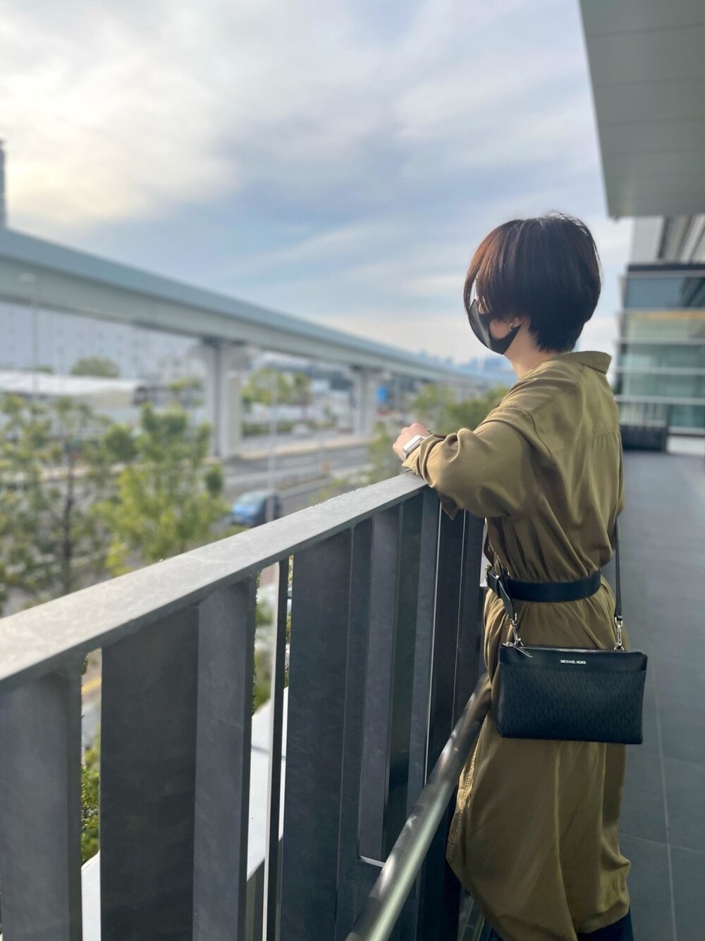 「JEANASiS、MICHEAL KORS、空、ポートレート、参戦服、パンツスタイル、きれいめスタイル、スタイリッシュ、カッコイイ女子、大人コーデ」｜「MICHAEL KORSのアイテム（ショルダーバッグ、ブラック系）」を使った、Akiraさん（レディース・172cm）の春コーディネートの1枚目の写真