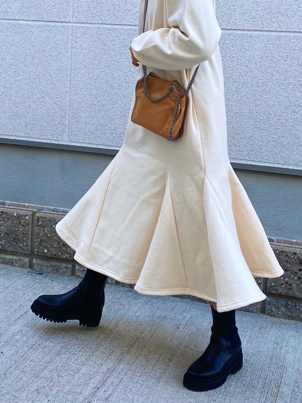 「オトナカジュアル、シンプルコーデ、ぺプラム、ぺプラムトップス、ワンピース、ママコーデ、ママファッション」｜「karsshopのアイテム（ワンピース/ドレス、ホワイト系）」を使った、saさん（骨格ウェーブ・レディース・155cm）の冬コーディネートの1枚目の写真