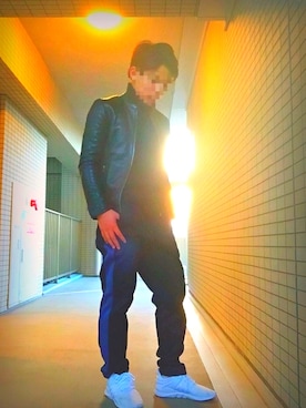 「アディダスオリジナルス」｜「アイテム（ライダースジャケット）」を使った、Harukiさん（メンズ・166cm）の冬コーディネート