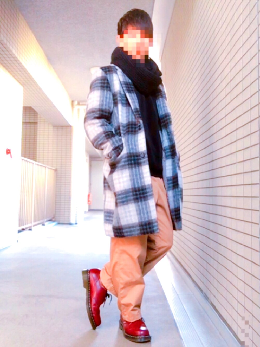 「大人カジュアル、チェスターコート、チェック、ワイドパンツ、ストール、SENSE OF PLACE by URBAN RESEAR、UNITED TOKYO、RAGEBLUE、Dr.Martens、カジュアル」｜「SENSE OF PLACE by URBAN RESEARCHのシャギーチェックチェスターコート（チェスターコート、ベージュ系）」を使った、Harukiさん（メンズ・166cm）の冬コーディネートの1枚目の写真