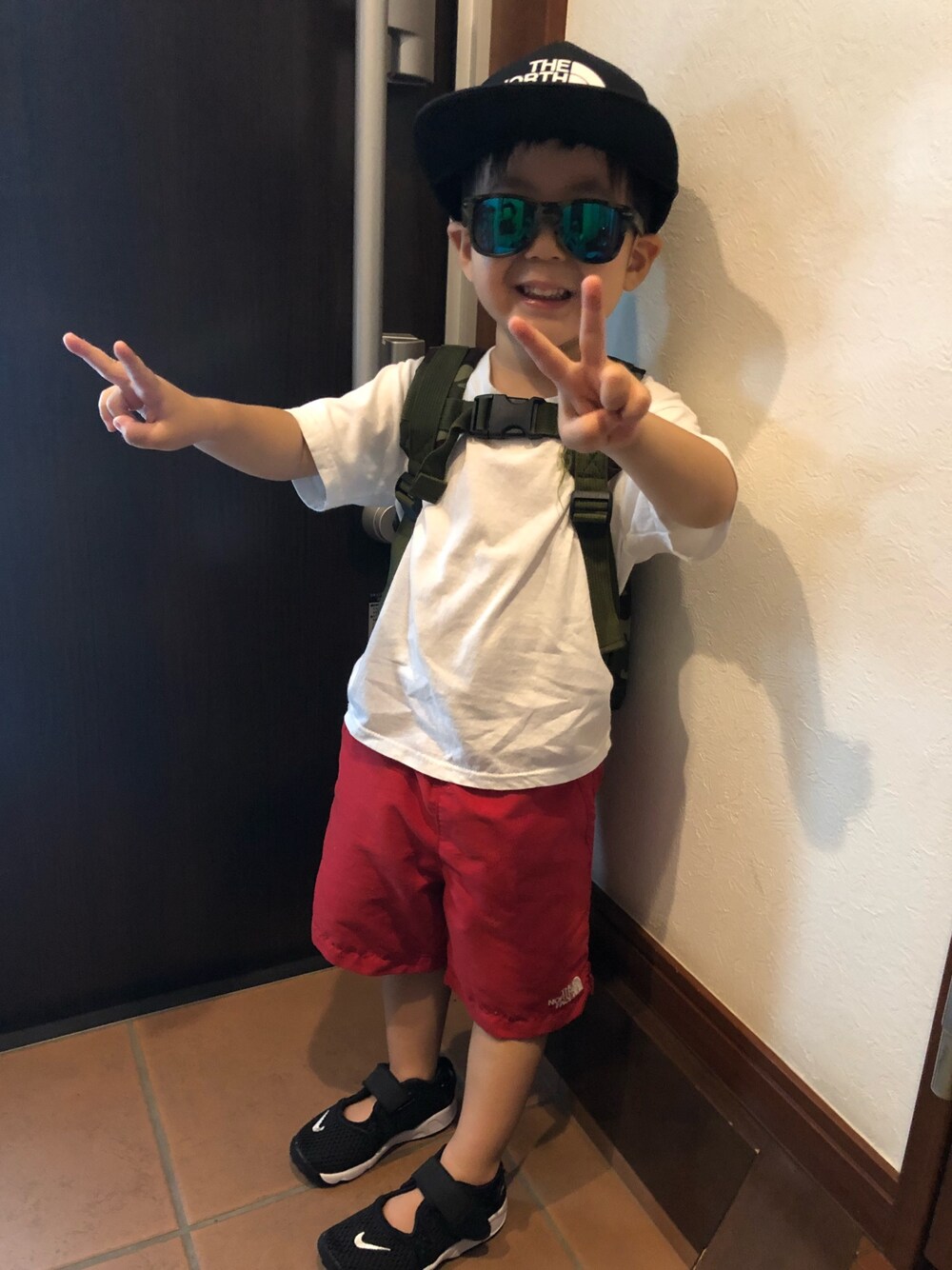 「サングラスkids、カラーショートパンツ、ナイキリフト」｜「THE NORTH FACEのアイテム（キャップ、ブラック系）」を使った、Ryujiさん（キッズ・100cm）の夏コーディネートの1枚目の写真
