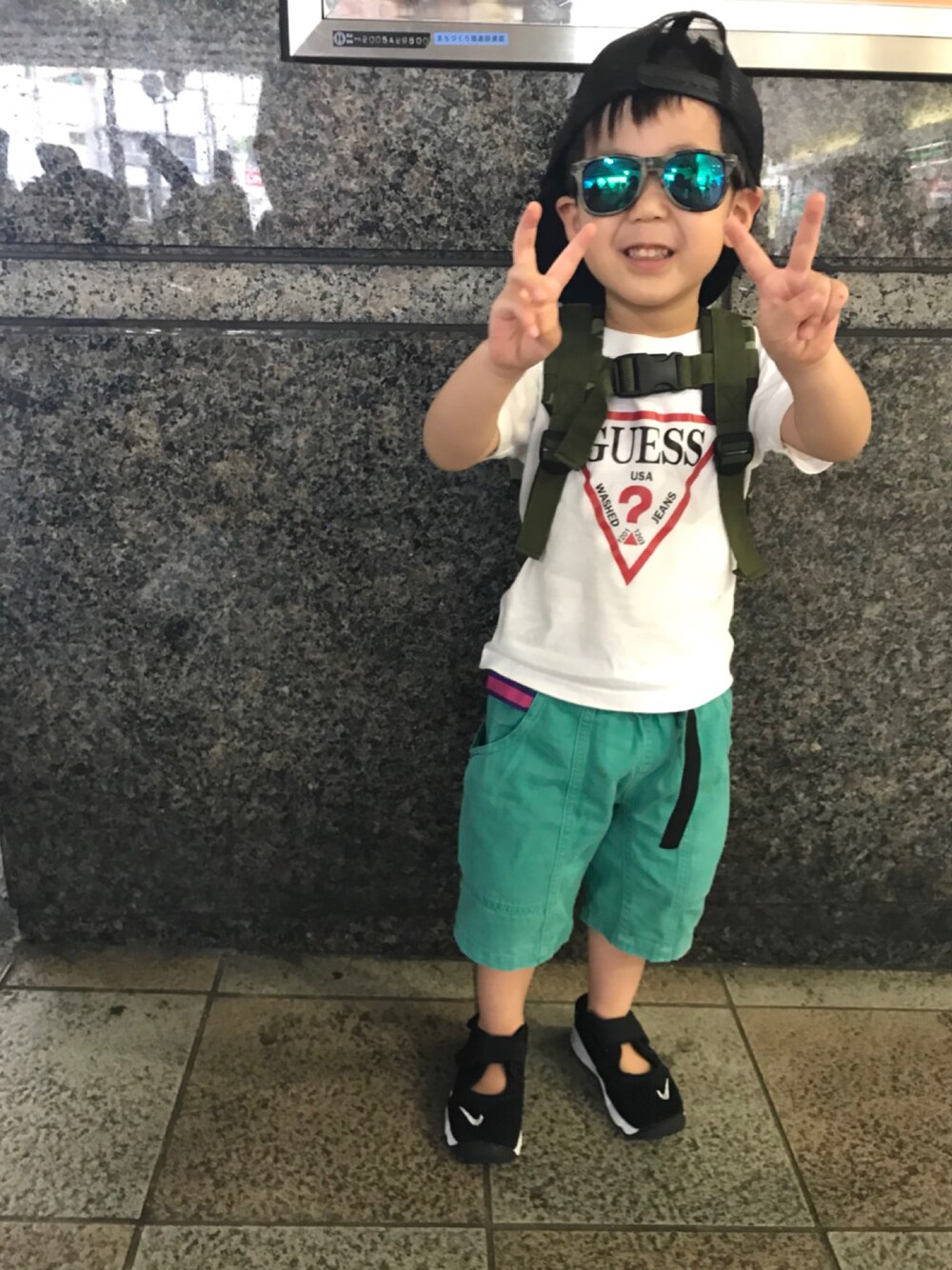 「夏コーデ、サングラスkids」｜「Guessのアイテム（Tシャツ/カットソー、ホワイト系）」を使った、Ryujiさん（キッズ・100cm）の夏コーディネートの1枚目の写真