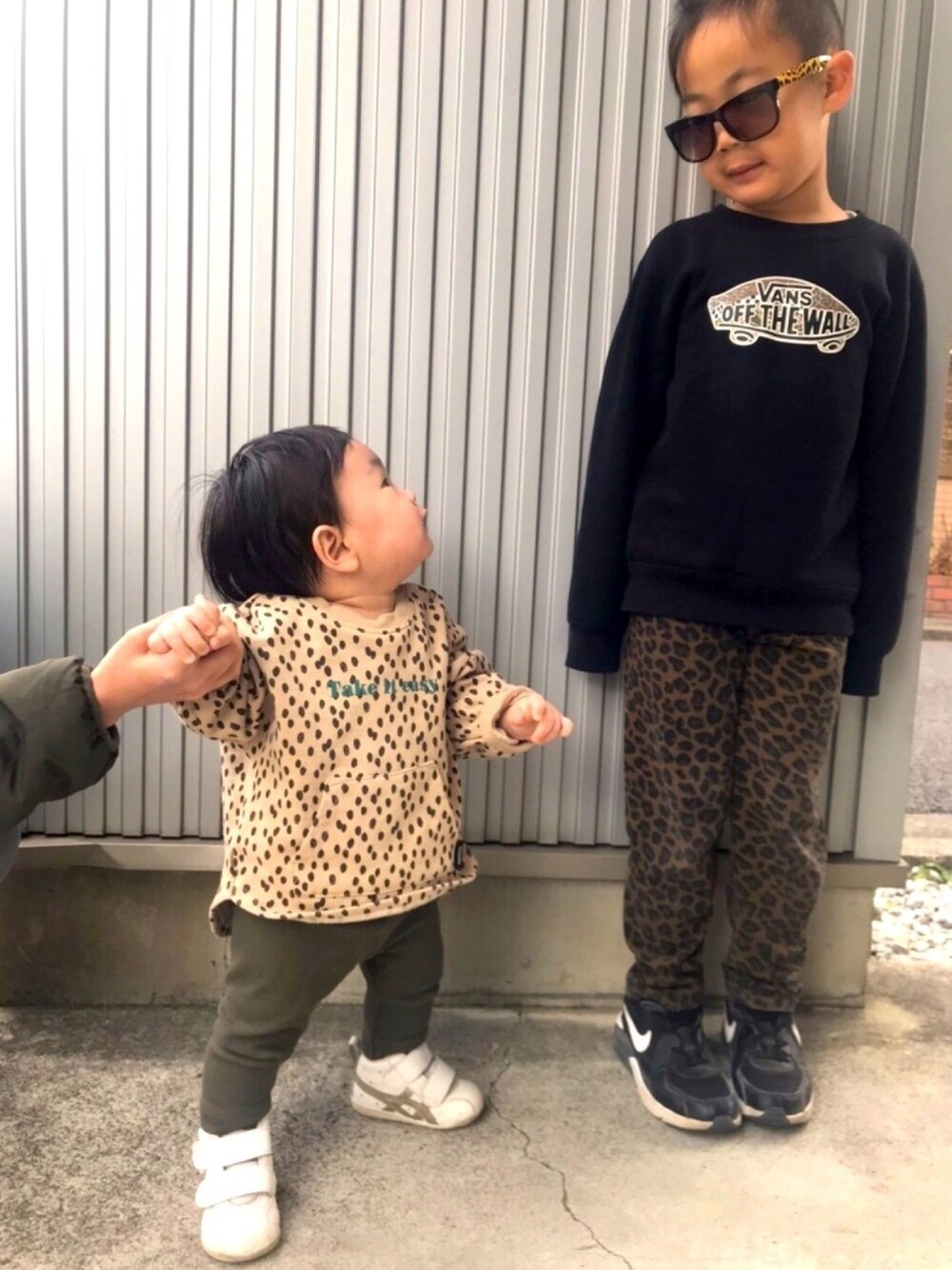 「レオパード、いとこ同士、孫コーデ、エアマックス」｜「VANSのアイテム（トップス、ブラック系）」を使った、Ryujiさん（キッズ・110cm）の冬コーディネートの1枚目の写真