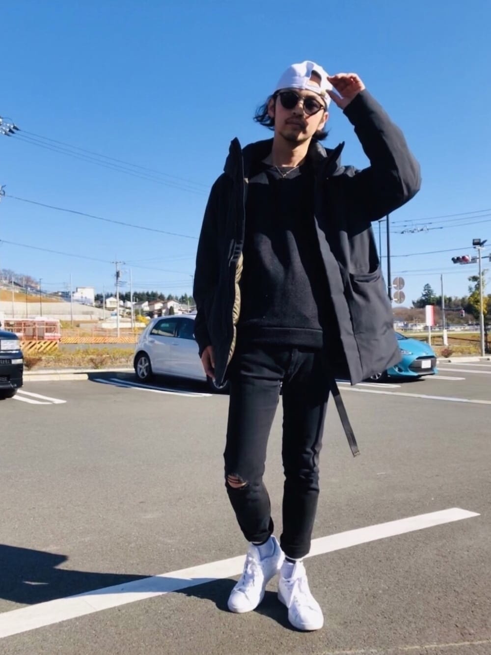 「シンプルコーデ、休日スタイル、黒スキニー、プチプラ、UNIQLO、adidas、サングラス、COOTIE、ガチャベルト、ブラック」｜「UNIQLOのハイブリッドダウンパーカ（ブルゾン、ブラック系）」を使った、Rainyさん（メンズ・174cm）の冬コーディネートの1枚目の写真
