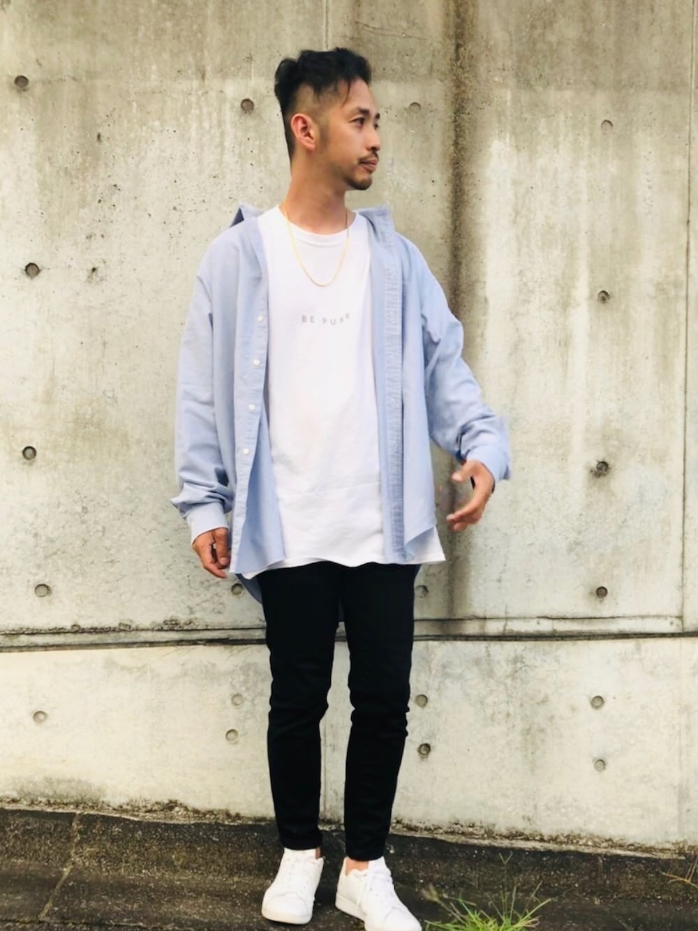 「シンプル、秋のコーデ、ユニクロ、ブルー、COOTIE、Ralph Lauren、スタンスミス、ビッグシルエット、スキニーパンツ、シャツ」｜「COOTIE PRODUCTIONSのアイテム（ネックレス、ゴールド系）」を使った、Rainyさん（メンズ・174cm）の秋コーディネートの1枚目の写真