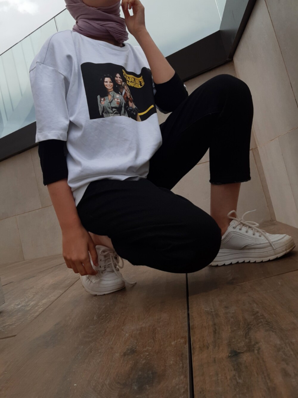 「summer、girl、VINTAGE、90’s、Boyfriend Jeans、graphictee、sporty」｜「Bershkaのアイテム（デニムパンツ、ブラック系）」を使った、Zeynebさん（レディース・43cm）の秋コーディネートの1枚目の写真