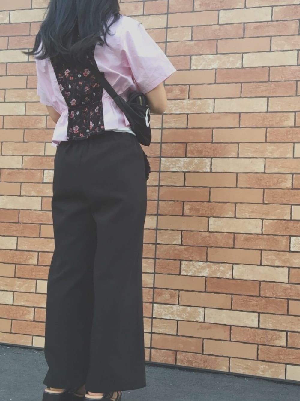 「原宿、原宿ファッション、ootd、ピンク、花柄、シャツ、BUBBLES」｜「BUBBLESのアイテム（パンツ、ブラック系）」を使った、M!kuさん（レディース・148cm）の夏コーディネートの1枚目の写真