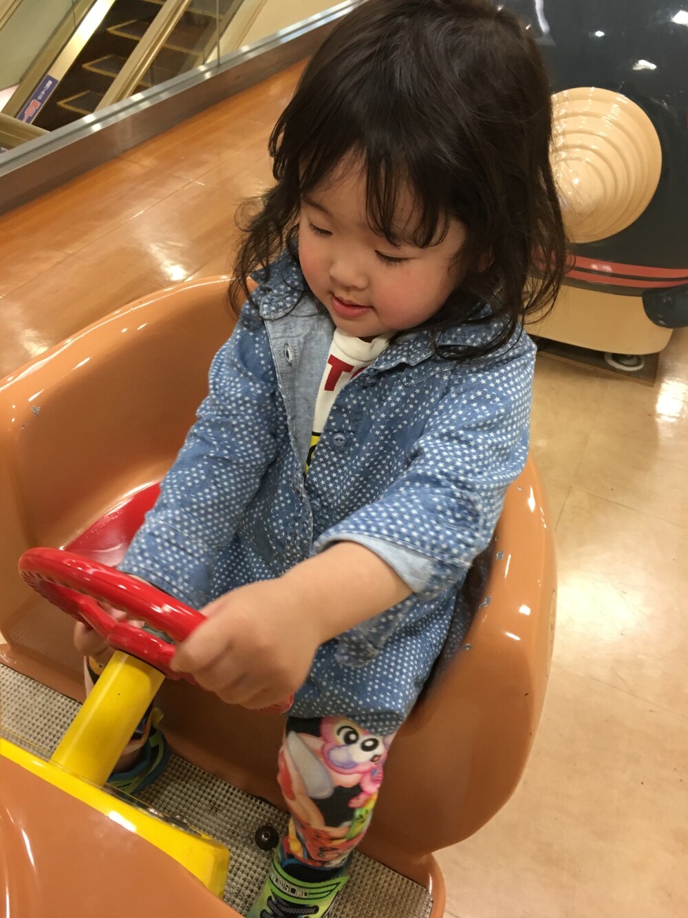 「HYSTERIC MINIのアイテム（シャツワンピース、ブルー系）」を使った、ちゃろママさん（キッズ・90cm）の春コーディネートの1枚目の写真
