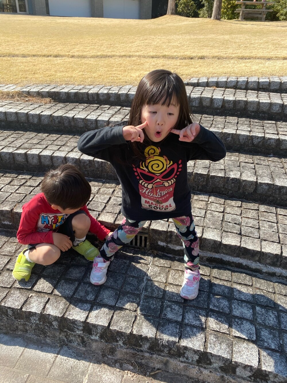 「HYSTERIC MINIのアイテム（パンツ、ブラック系）」を使った、ちゃろママさん（キッズ・92cm）の春コーディネートの1枚目の写真