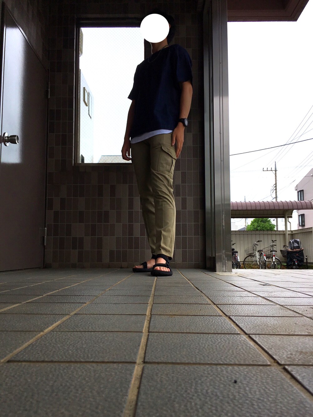 グリーン系のカーゴパンツ、ブラック系のサンダル、ブルー系のシャツ/ブラウスを着用したメンズの春コーディネートの1枚目の写真