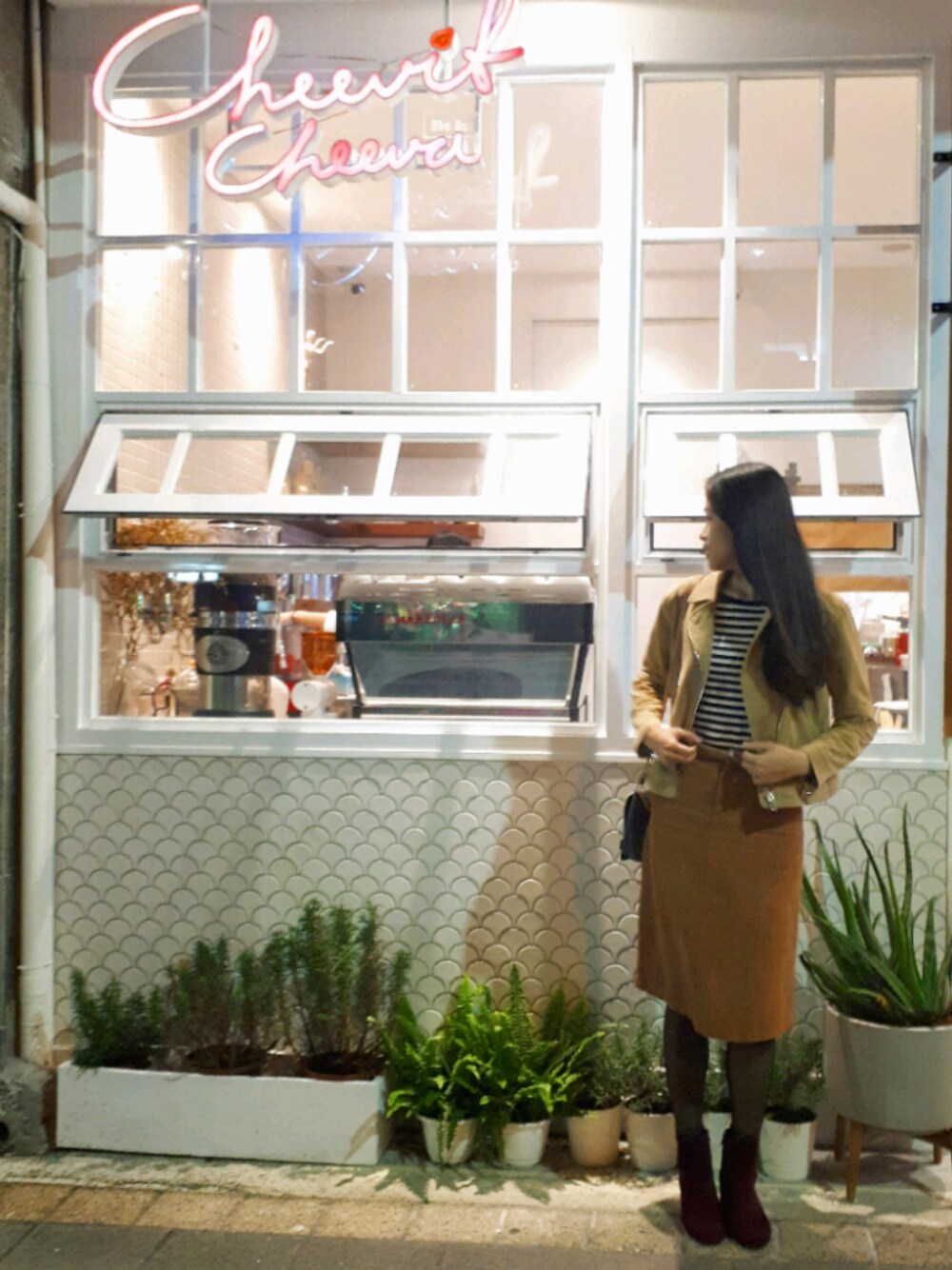 「ootd、TAIPEI、スカート、カフェ、仕事着」｜「H&Mのアイテム（ライダースジャケット、ベージュ系）」を使った、LisaChenさん（レディース・163cm）の冬コーディネートの1枚目の写真
