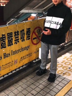 「BALENCIAGA」｜「アイテム（トレンチコート）」を使った、𝐖𝐚𝐲𝐧𝐞 𝐖𝐚𝐢さん（メンズ・170cm）の冬コーディネート